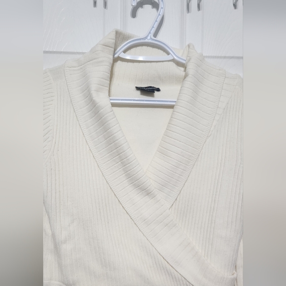 Ribbed V-neck sweater - Picture 2 of 3